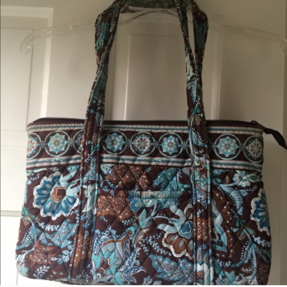 Bear Bradley purse. Zip top 6 pockets